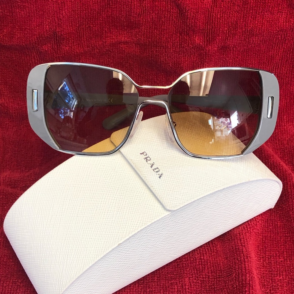 !!!!PRADA!!!! EUC Limited time price